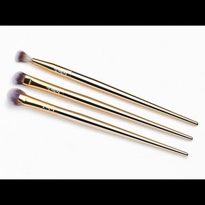 NWT Alamar Eye Brush Set